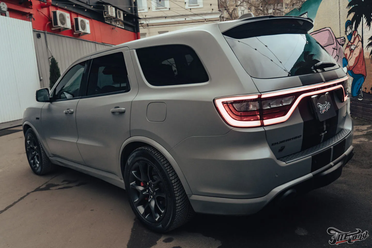 Оклейка Dodge Durango SRT матовым полиуретаном, обработка керамикой, фирменный шиномонтаж на стендах Hunter